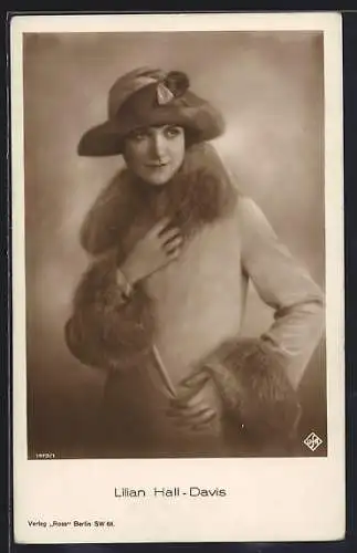 AK Lilian Hall-Davies, Portrait im pelzbesetzten Mantel