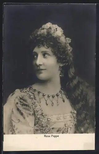 AK Rosa Poppe, Portrait mit Blumen im Haar