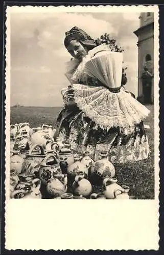 AK Blatnitz, Junge Tschechin in Tracht mit Töpfen