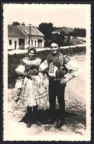 AK Devcica s chlapcem z Vlcnova, Tschechisches Paar in Tracht