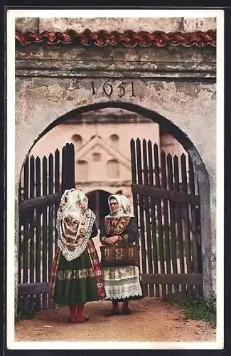 AK Praha, Národni Museum, Zeny z Blat, Zwei Tschechinnen am Tor