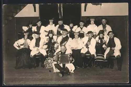 Foto-AK Männer und Frauen in Trachten aus Schaumburg-Lippe