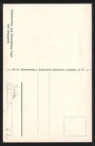 AK Volkstrachten aus Schaumburg-Lippe und Umgegend, eine Bauernfamilie bei den Hühnern vor dem Fachwerkhaus