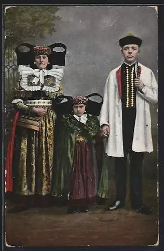 AK Familie in Trachten aus Schaumburg-Lippe
