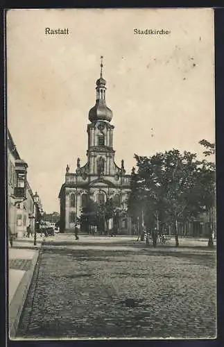 AK Rastatt, Stadtkirche mit Strassenpartie