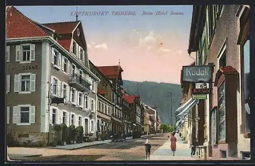 AK Triberg, Hotel Sonne mit Strassenpartie