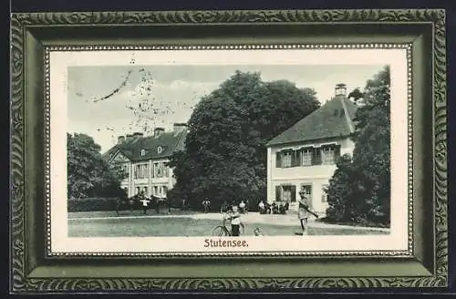 AK Stutensee, Blick in den Ort mit Passanten und Pferden