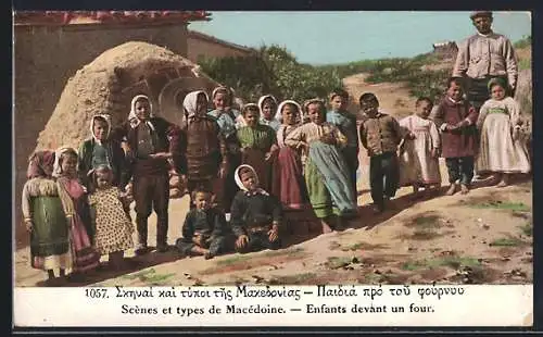 AK Macédoine, Enfants devant un four