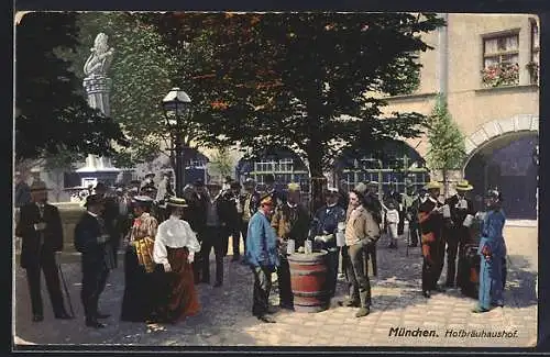 AK München, Hofbräuhaushof mit Gästen