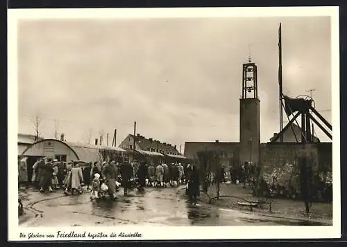AK Friedland / Leine, Aussiedler / Flüchtlinge beim Glockenturm