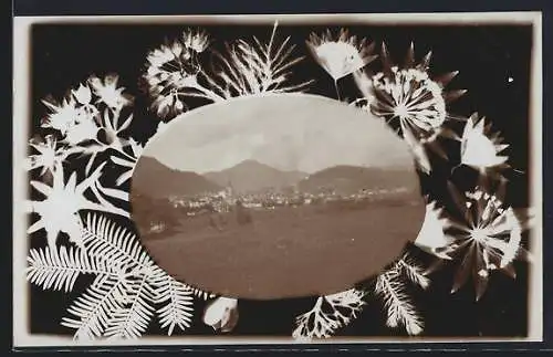 AK Kitzbühel, Totalansicht aus der Ferne im Passepartout mit Alpenblumen