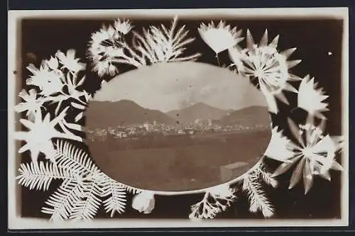 AK Kitzbühel, Totalansicht aus der Ferne im Alpenblumen-Passepartout