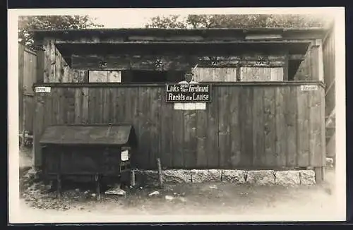 Foto-AK Toilettenhaus mit Hinweisschild für Frauen und Männer