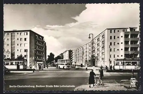 AK Berlin-Charlottenburg, Berliner Strasse Ecke Leibnizstrasse mit Personenbus und Strassenbahn
