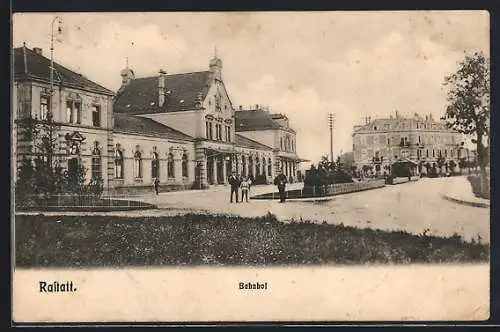 AK Rastatt, Bahnhof mit Passanten und Polizist