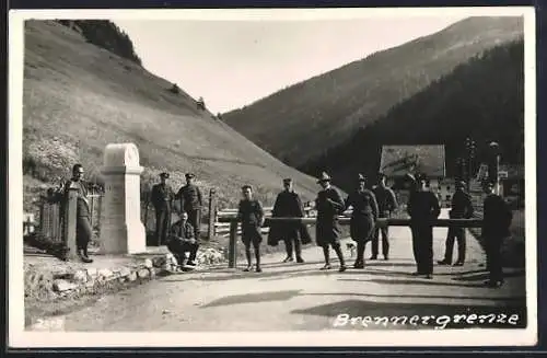 AK Brenner, Leute am Grenzstein der Österreich-Italienischen Grenze