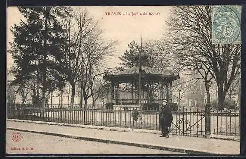 AK Troyes, Le Jardin du Rocher, un homme