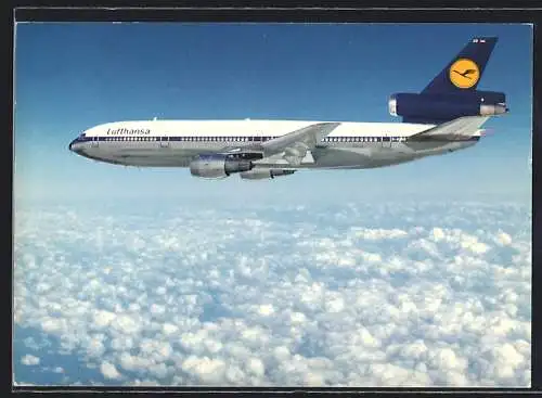 AK Verkehrsflugzeug vom Typ McDonnell Douglas DC 10 der Lufthansa über den Wolken