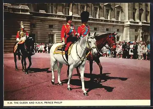 AK London, BuckinghamPalast, Königin Elizabeth II. von England & Prinz Philipp zu Pferd