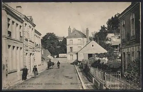 AK Sainte-Radegonde, Mairie et rue animée
