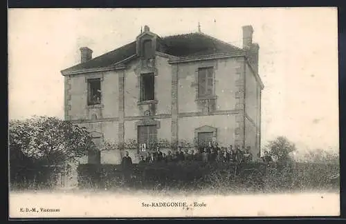 AK Sainte-Radegonde, École avec élèves devant le bâtiment