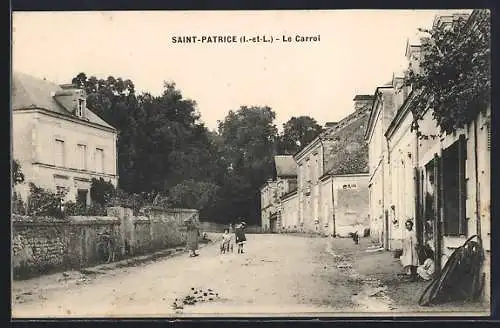 AK Saint-Patrice, Le Carroi avec rue tranquille et bâtiments historiques