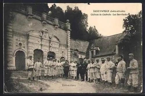 AK Saint-Patrice, Château de Chabrole, Les Servitudes avec groupe de personnes devant l`entrée principale