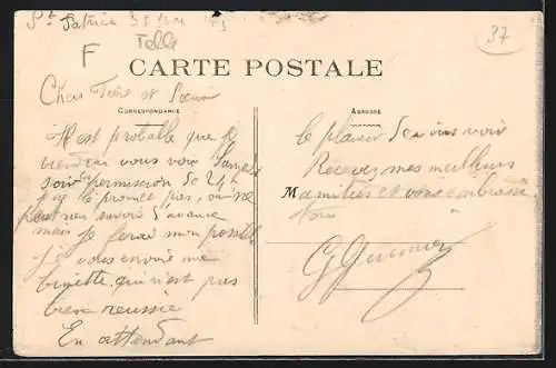 AK Saint-Patrice, Château de Chabrole, Les Servitudes avec groupe de personnes devant l`entrée principale