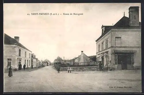 AK Saint-Patrice, Route de Bourgueil avec passants et bâtiments historiques