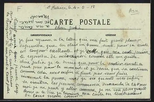 AK Saint-Patrice, Route de Bourgueil avec passants et bâtiments historiques