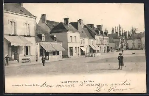 AK Saint-Paterne, La Place avec personnages et bâtiments en arrière-plan