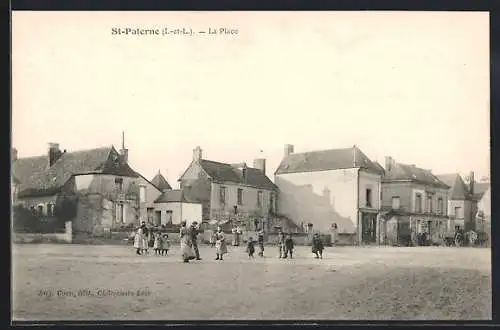 AK St-Paterne, La Place avec des enfants jouant et des bâtiments anciens