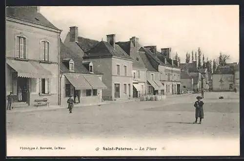 AK Saint-Paterne, La Place et les maisons environnantes