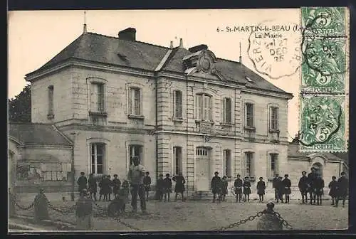 AK Saint-Martin-le-Beau, La Mairie avec des habitants devant le bâtiment