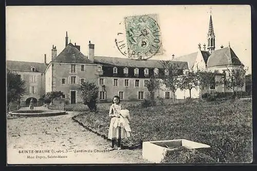 AK Sainte-Maure, Jardin du Couvent avec jeune fille au premier plan