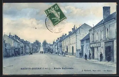 AK Sainte-Maure, Route Nationale avec commerces et passants