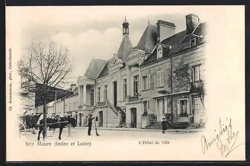 AK Sainte-Maure, L`Hôtel de Ville avec calèches sur la place