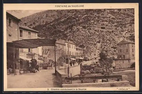 AK Fontaine-de-Vaucluse, Chemin conduisant à la Source avec cafés et montagnes en arrière-plan