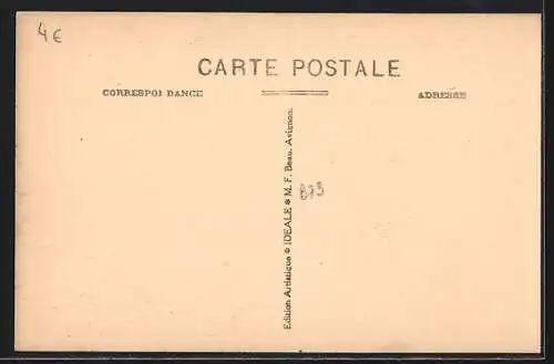 AK Fontaine-de-Vaucluse, Chemin conduisant à la Source avec cafés et montagnes en arrière-plan