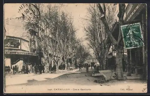 AK Cavaillon, Cours Gambetta avec allée d`arbres et passants