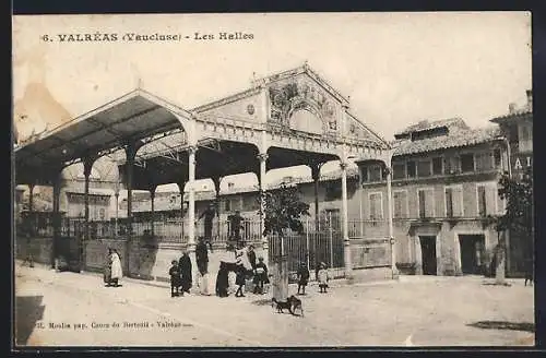 AK Valréas, Les Halles animées avec passants et chien