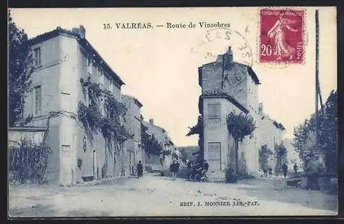AK Valréas, Route de Vinsobres avec bâtiments et passants
