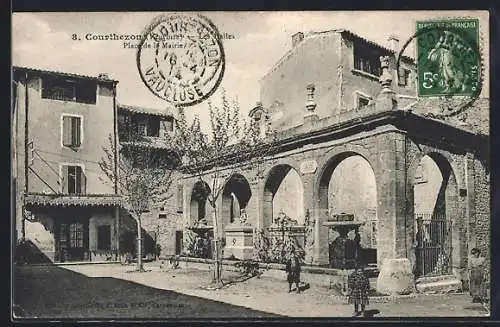 AK Courthézon, Placette de la Mairie avec arcades historiques