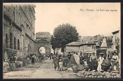 AK Orange, La Foire aux oignons devant l`arc romain
