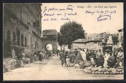 AK Orange, La Foire aux oignons devant l`arc romain