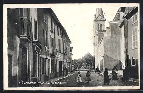 AK Carpentras, L`Église de l`Observance et rue animée avec passants