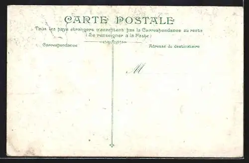 AK Carpentras, L`Église de l`Observance et rue animée avec passants