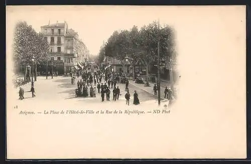 AK Avignon, La Place de l`Hôtel-de-Ville et la Rue de la République