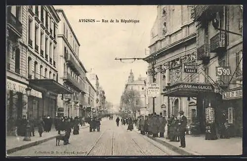 AK Avignon, Rue de la République animée avec passants et commerces