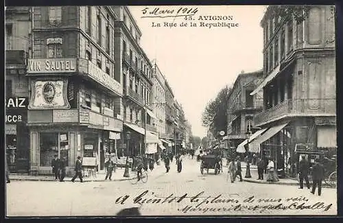 AK Avignon, La Rue de la République animée avec passants et calèches